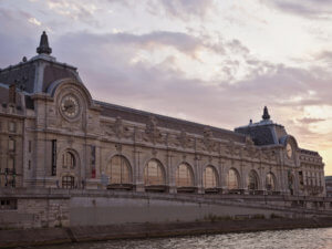 Musée d'Orsay, ehemaliger Bahnhof Orsay an Ufer Seine, in der Abenddämmerung, Paris, Ile de France, Frankreich